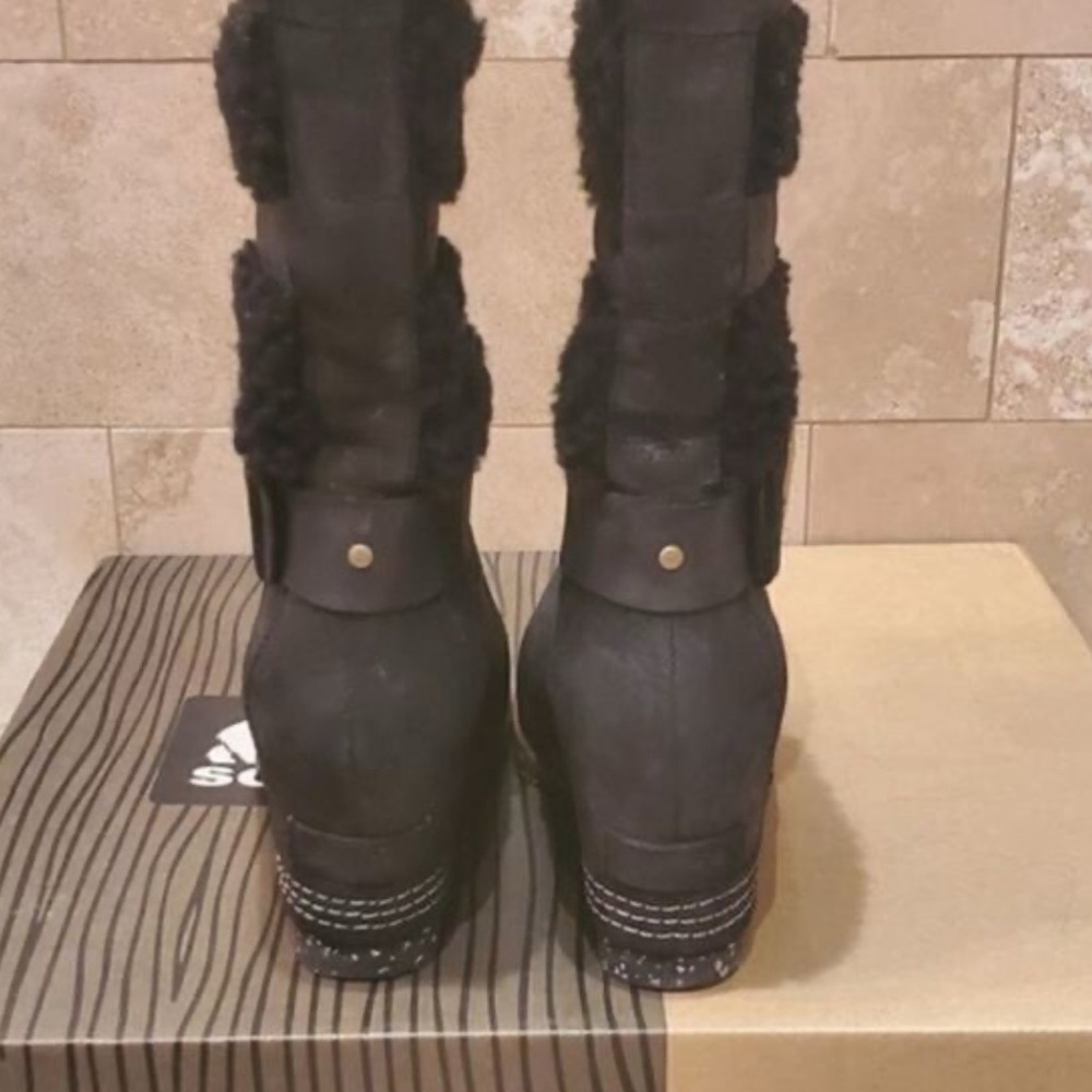 Sorel Sheepskin Wedge Waterproof Stylish Boot. Size 7 - Picture 4 of 8